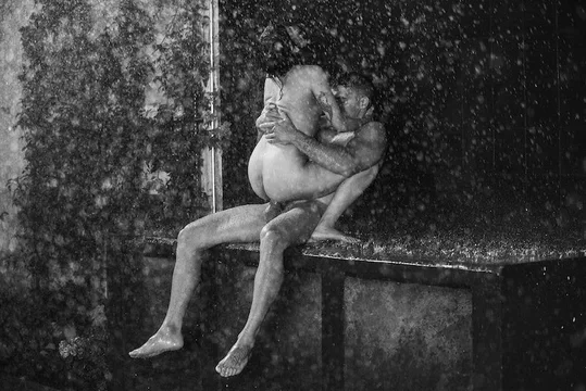 Секс с брюнеткой на улице под дождем